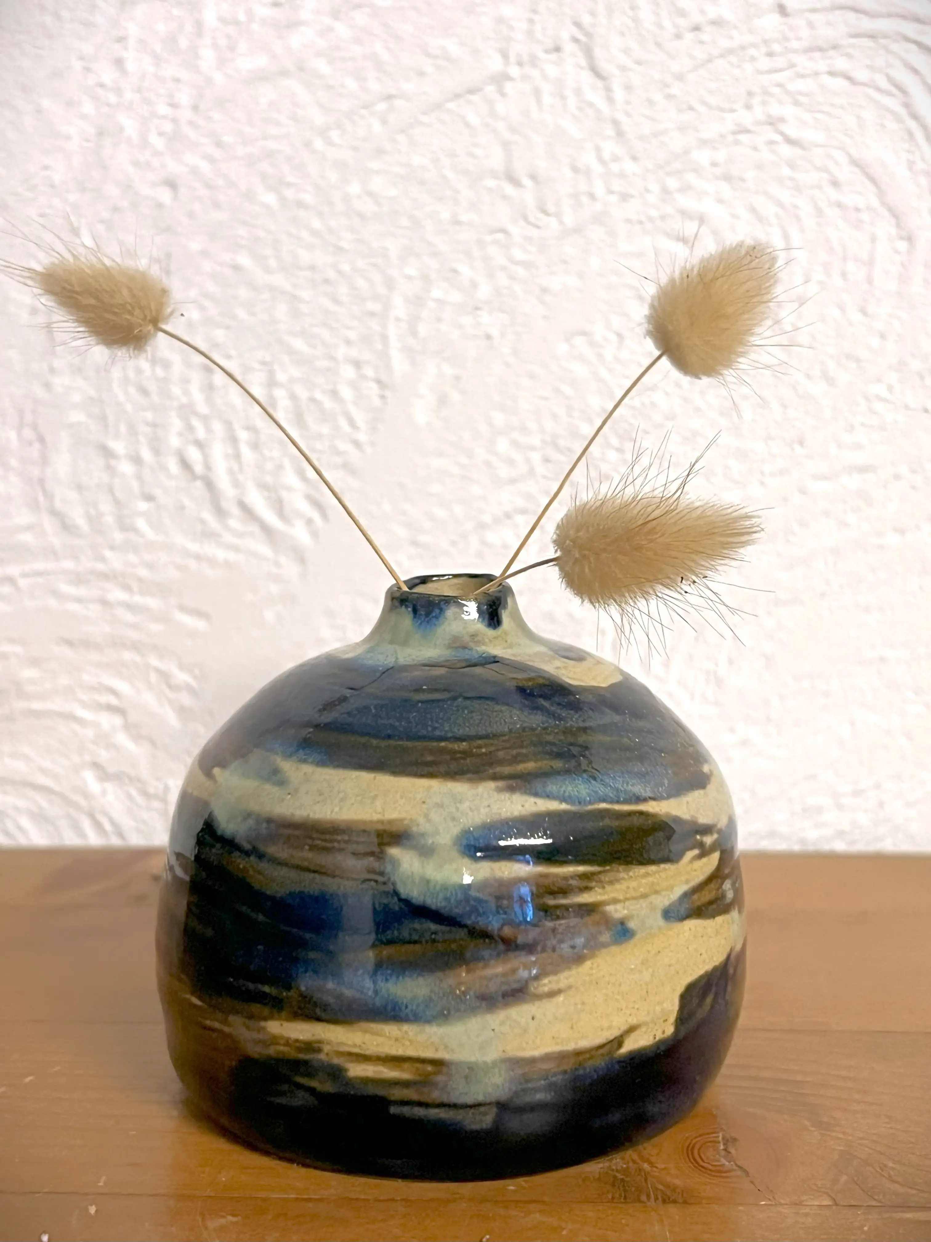 magnifique petit vase boule fait main par hirunda ceramic création artisanale. céramique d'art de la côte d'azur Cabris Nice Cannes Grasse Vallauris